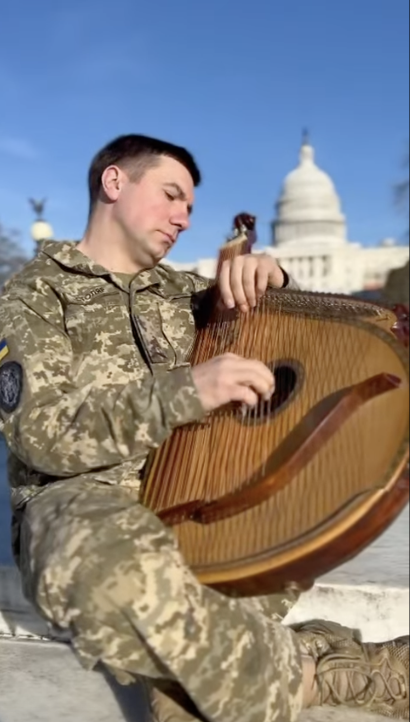 Стінг виконав свій легендарний хіт з українським військовим-бандуристом (відео)